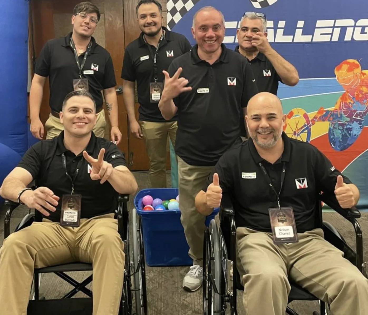 Equipo celebra con sillas de ruedas armadas en el Challenge de TEAMS durante una convención en Monterrey
